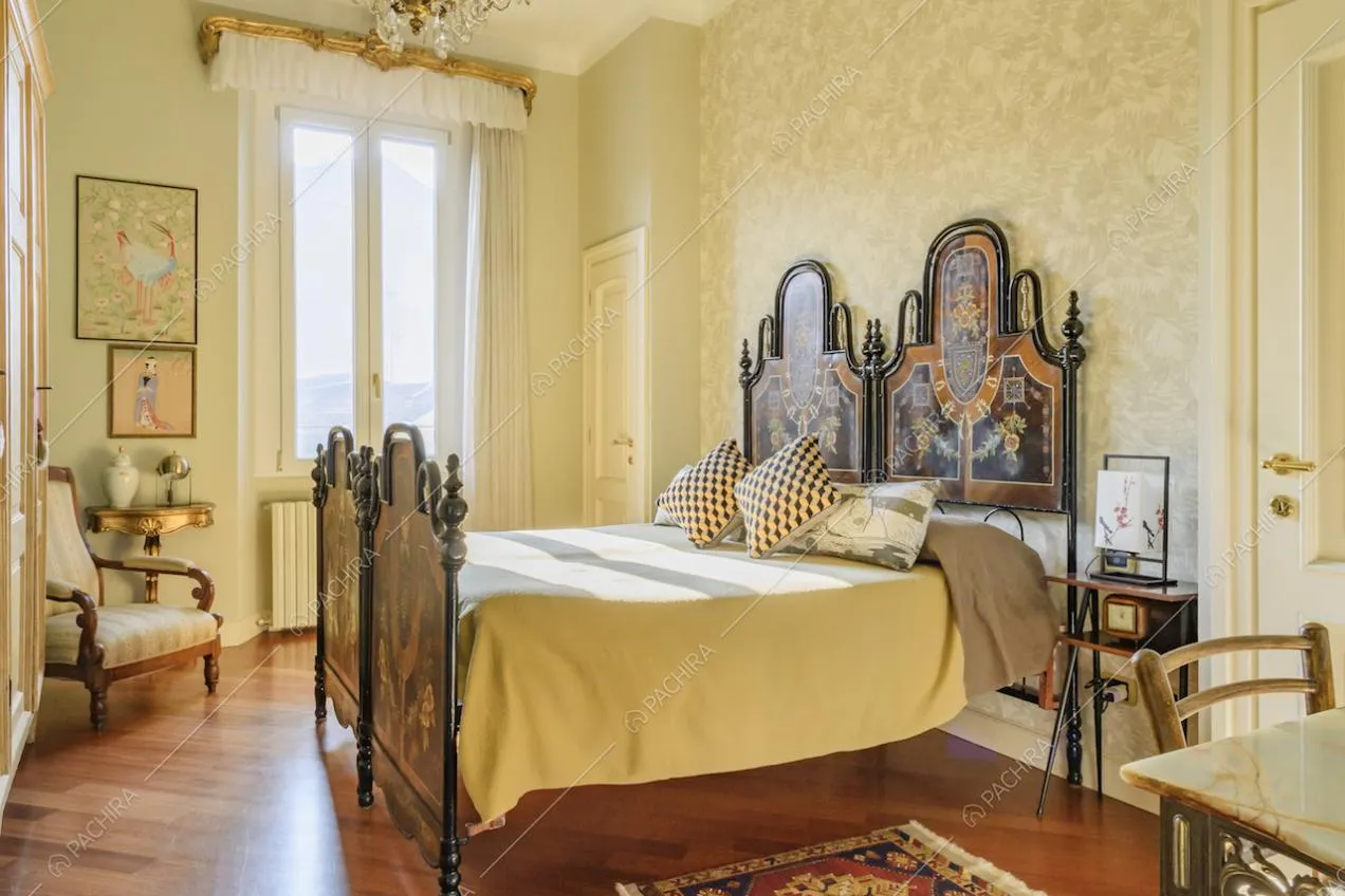 Letto matrimoniale con testate d'antiquariato