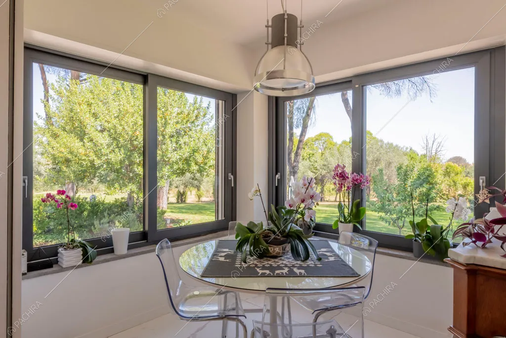 Sala da pranzo della villa Orinoco, location in stile contemporaneo a Roma
