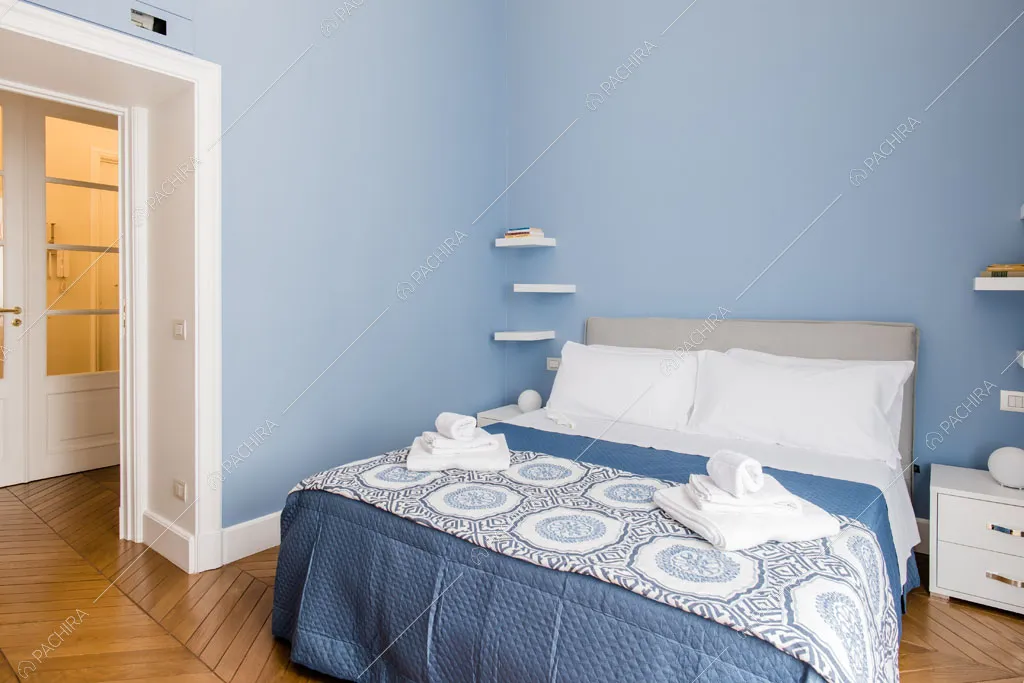Camera da letto dell'appartamento Han, location in stile contemporaneo a Napoli