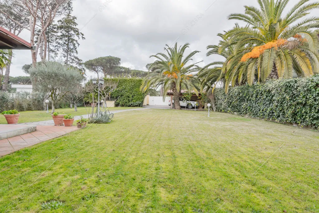Giardino con vialetto della villa Cren, location in stile moderno a Roma
