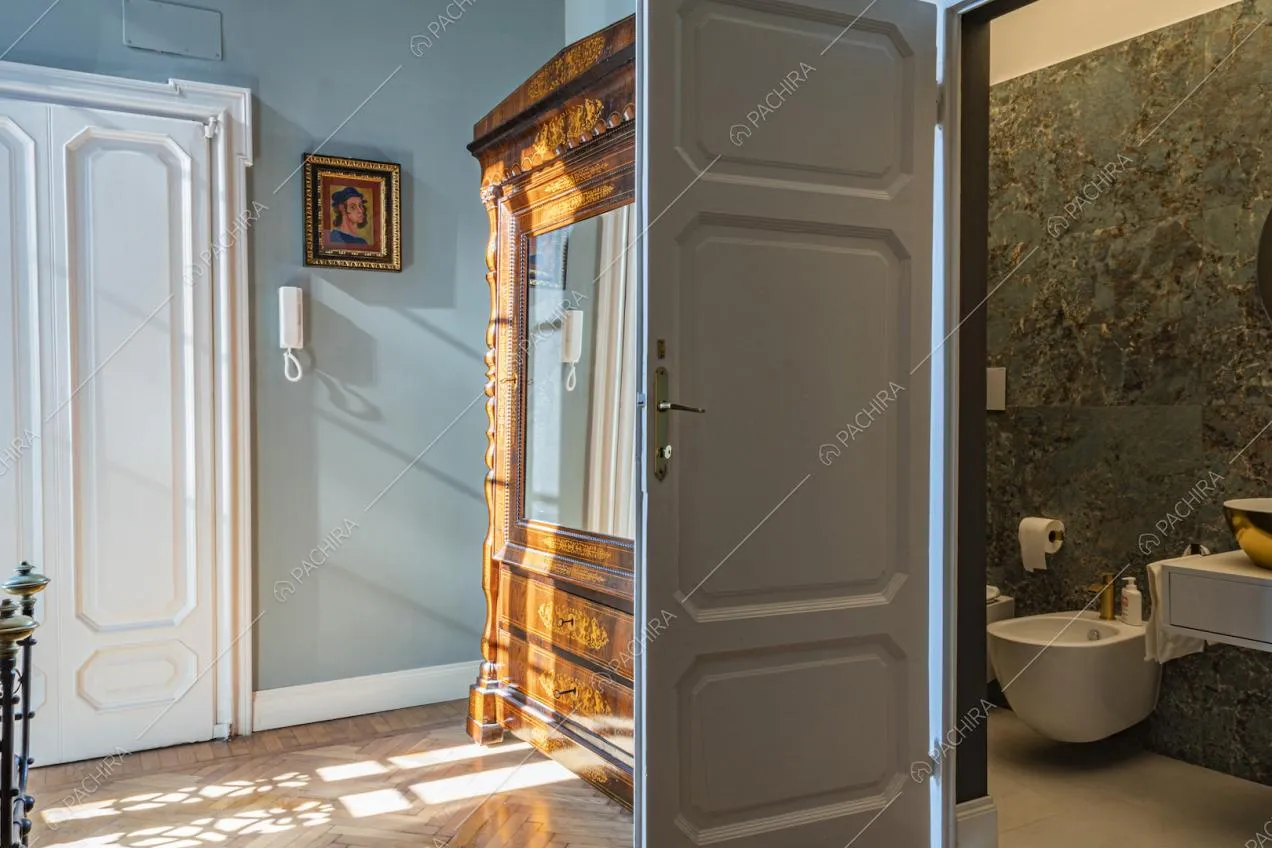 Mobile antico con specchio, porta d'ingresso e bagno
