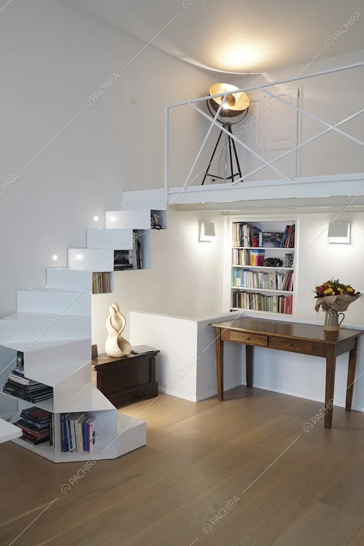 Scala contenente libri all'interno della zona giorno