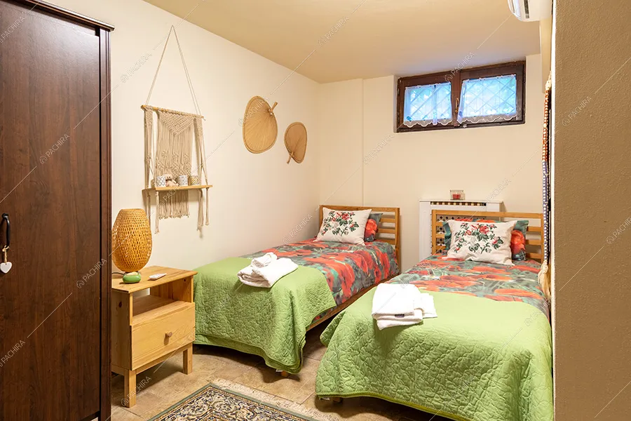 Camera da letto della villa Adige, location in stile contemporaneo a Monza