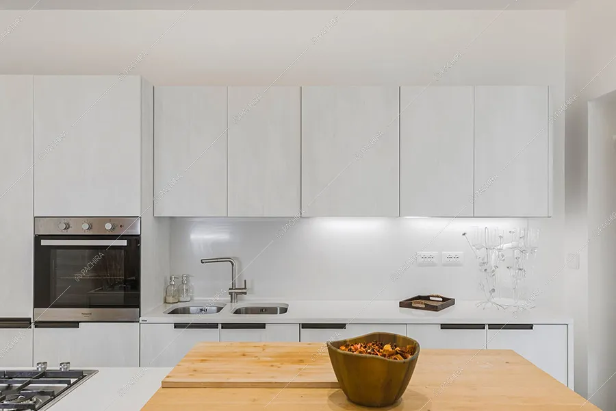 Cucina dell'appartamento Pansy, location moderna per shooting a Roma