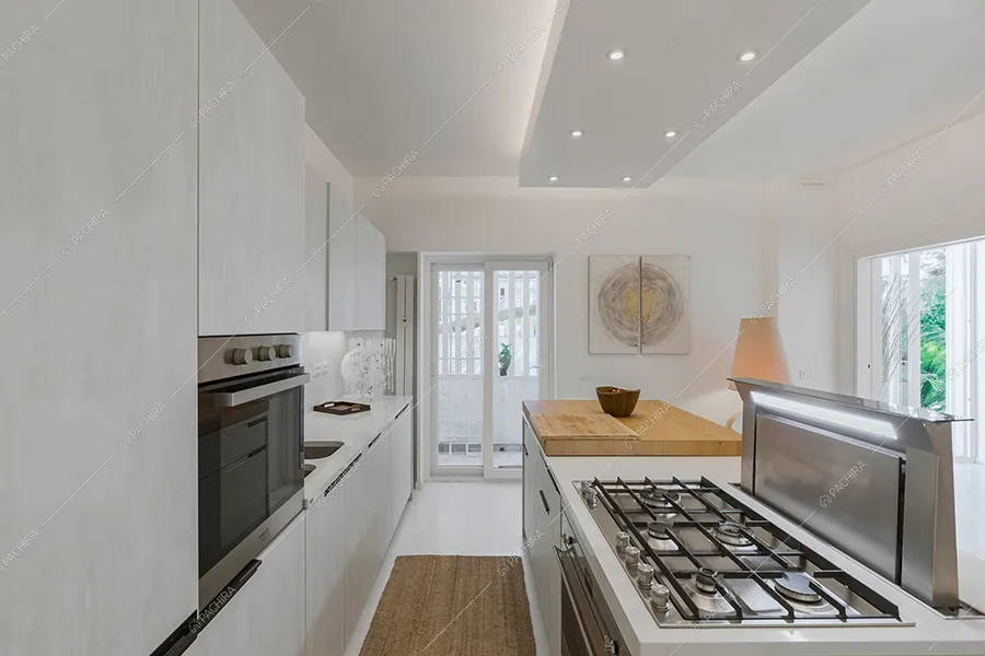 Cucina dell'appartamento Pansy, location moderna per shooting a Roma