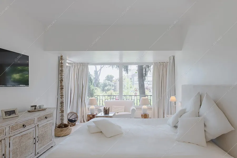 Camera da letto dell'appartamento Pansy, location moderna per shooting a Roma