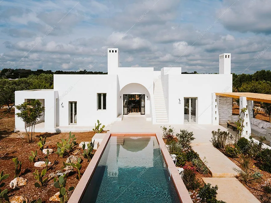 Piscina della villa Wahiba, location contemporanea per shooting a Brindisi