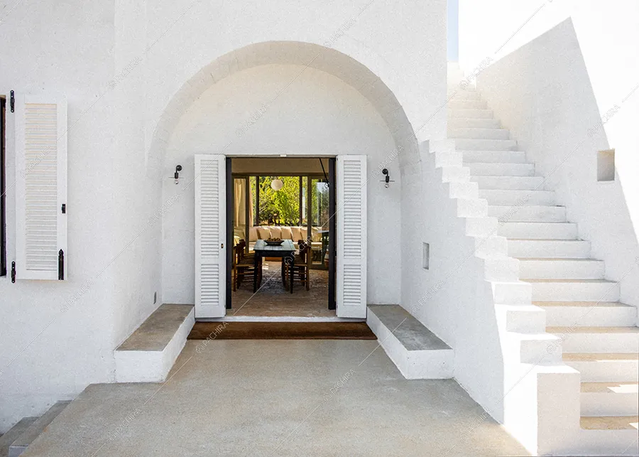 Ingresso della villa Wahiba, location contemporanea per shooting a Brindisi