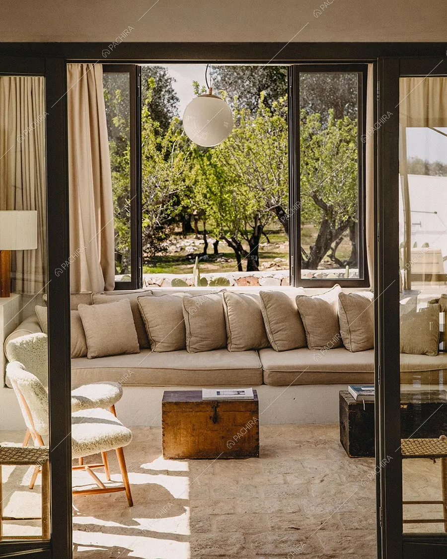 Salotto della villa Wahiba, location contemporanea per shooting a Brindisi