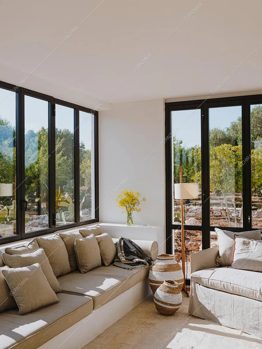 Salotto della villa Wahiba, location contemporanea per shooting a Brindisi