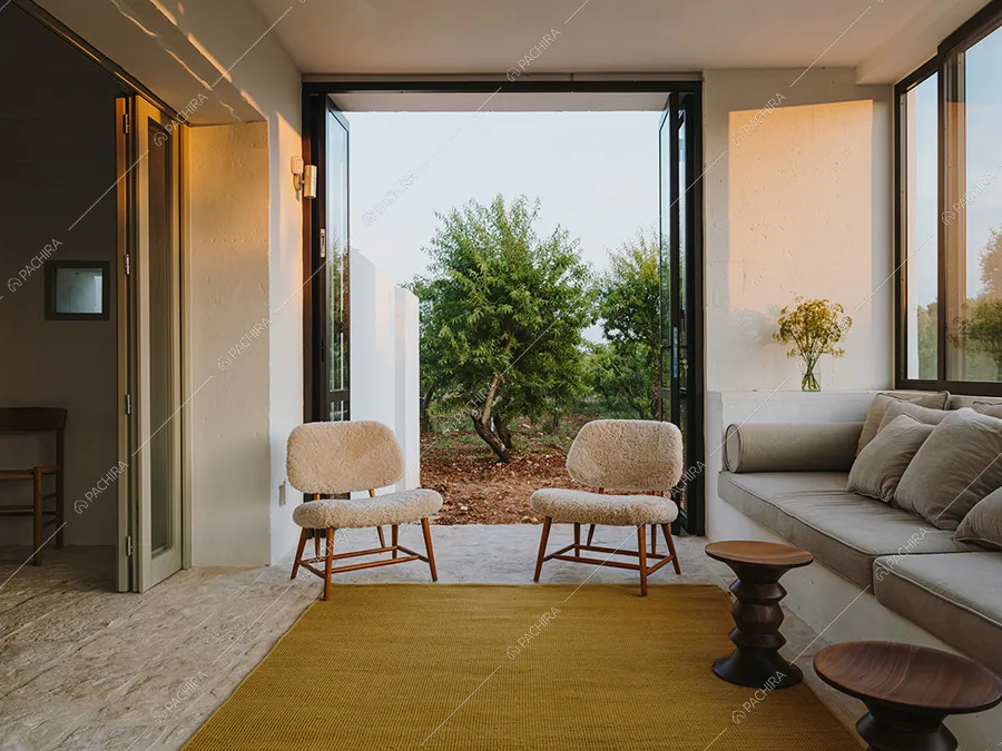Salotto della villa Wahiba, location contemporanea per shooting a Brindisi