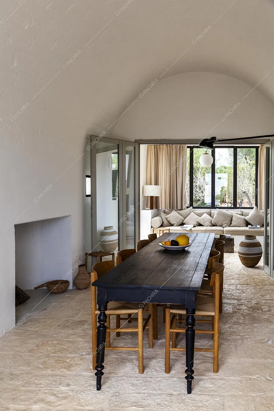 Zona pranzo della villa Wahiba, location contemporanea per shooting a Brindisi