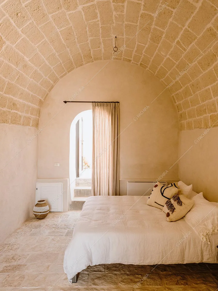 Camera da letto della villa Wahiba, location contemporanea per shooting a Brindisi