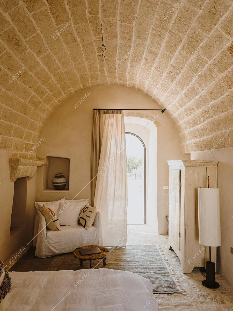 Camera da letto della villa Wahiba, location contemporanea per shooting a Brindisi