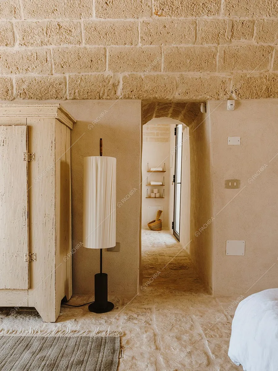 Camera da letto della villa Wahiba, location contemporanea per shooting a Brindisi