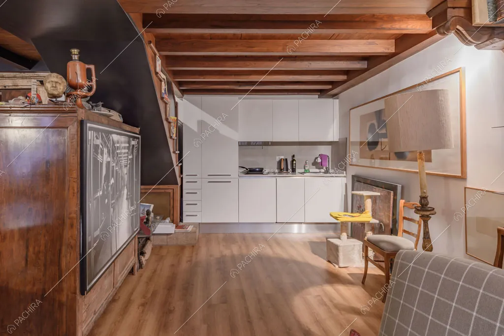 Cucina a vista del loft Rooibois, location in stile moderno per shooting a Roma