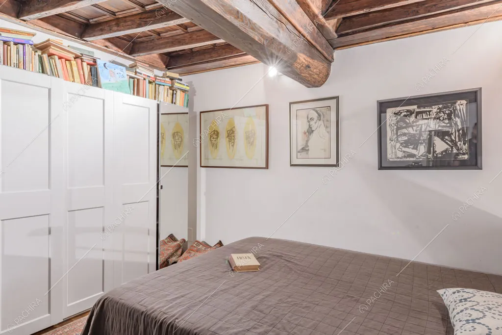 Camera da letto del loft Rooibois, location in stile moderno per shooting a Roma