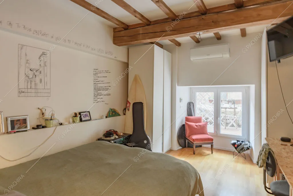 Camera da letto del loft Rooibois, location in stile moderno per shooting a Roma