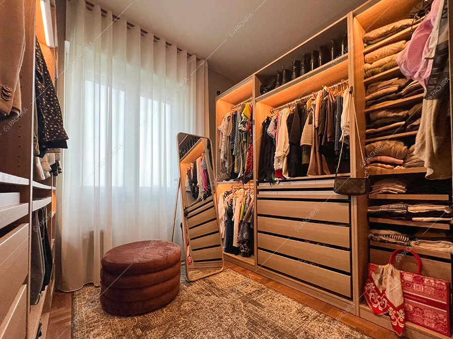 Cabina armadio dell'appartamento Morganite, location in stile contemporaneo per shooting a Milano