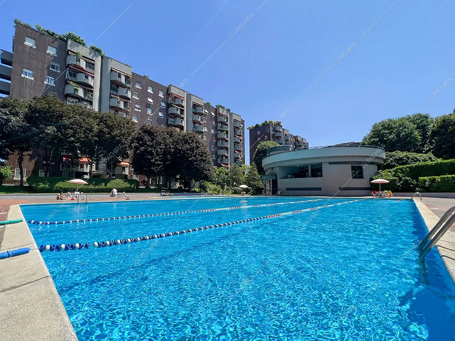 Piscina dell'appartamento Morganite, location in stile contemporaneo per shooting a Milano