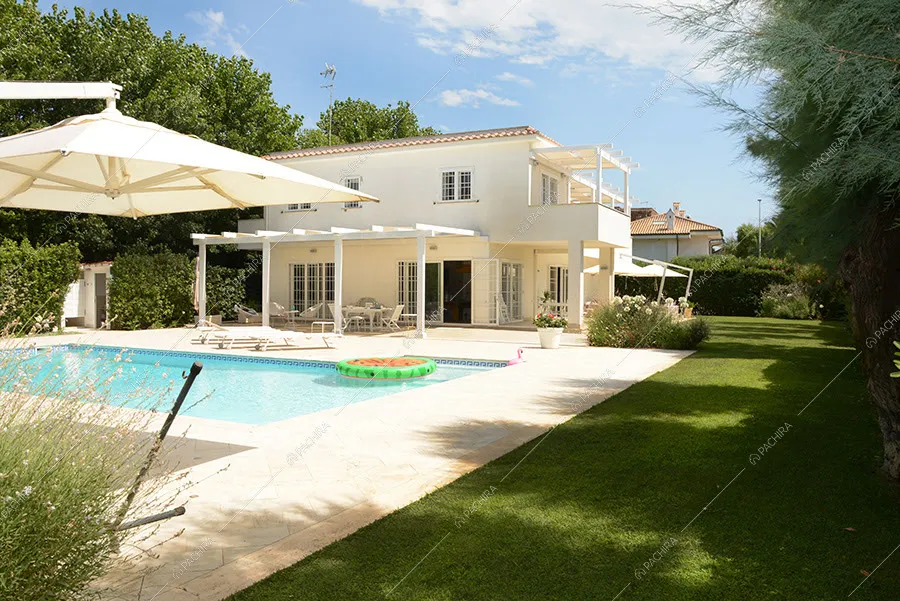 Piscina della villa Kumtag, location in stile contemporaneo per shooting a Roma