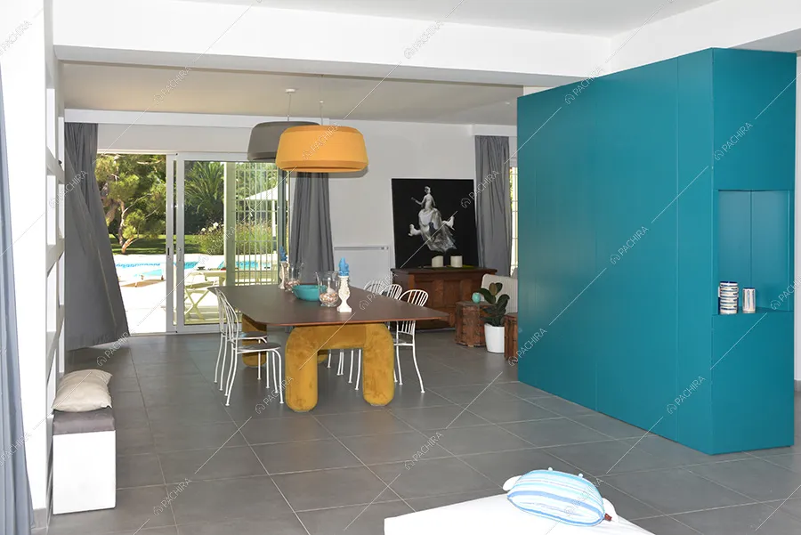 Sala da pranzo della villa Kumtag, location in stile contemporaneo per shooting a Roma