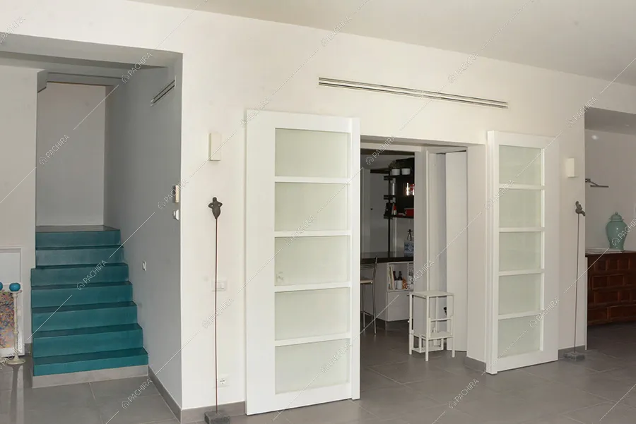 Zona living della villa Kumtag, location in stile contemporaneo per shooting a Roma
