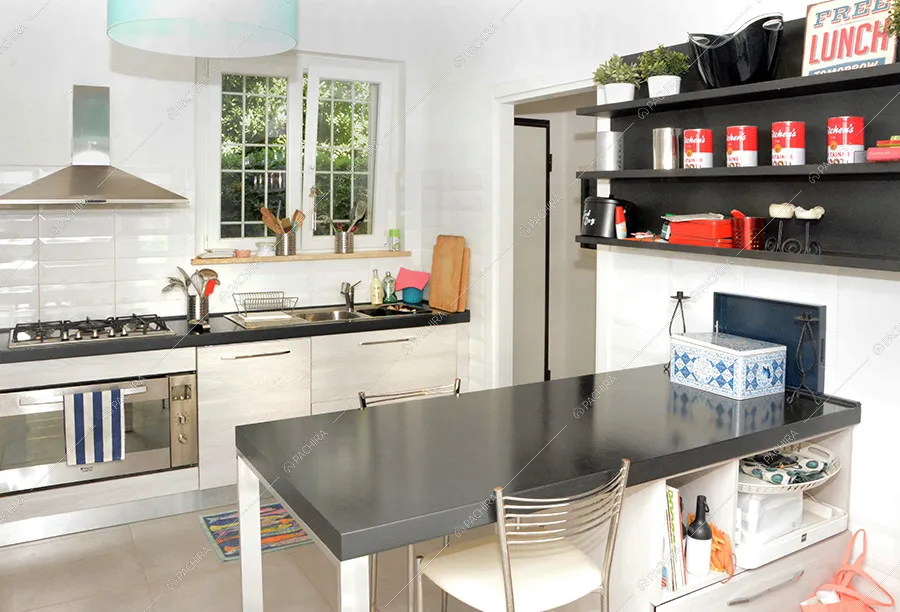 Cucina della villa Kumtag, location in stile contemporaneo per shooting a Roma