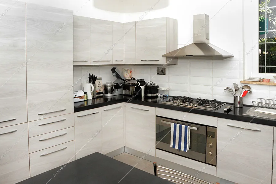 Cucina della villa Kumtag, location in stile contemporaneo per shooting a Roma