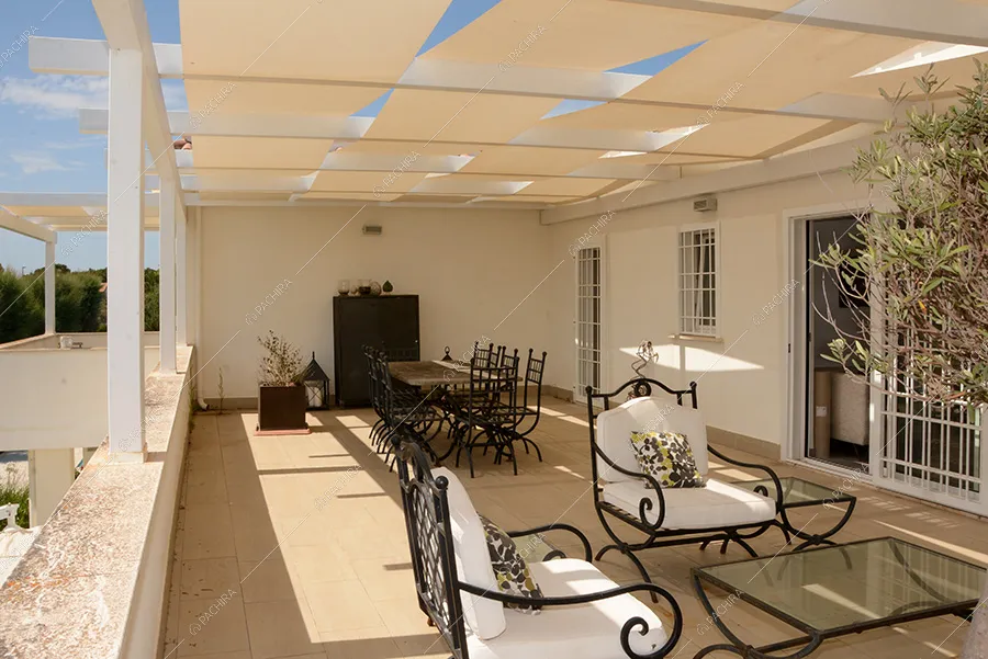 Veranda della villa Kumtag, location in stile contemporaneo per shooting a Roma