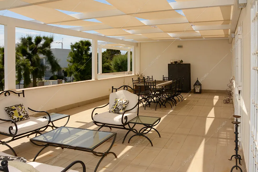 Terrazza con veranda della villa Kumtag, location in stile contemporaneo per shooting a Roma