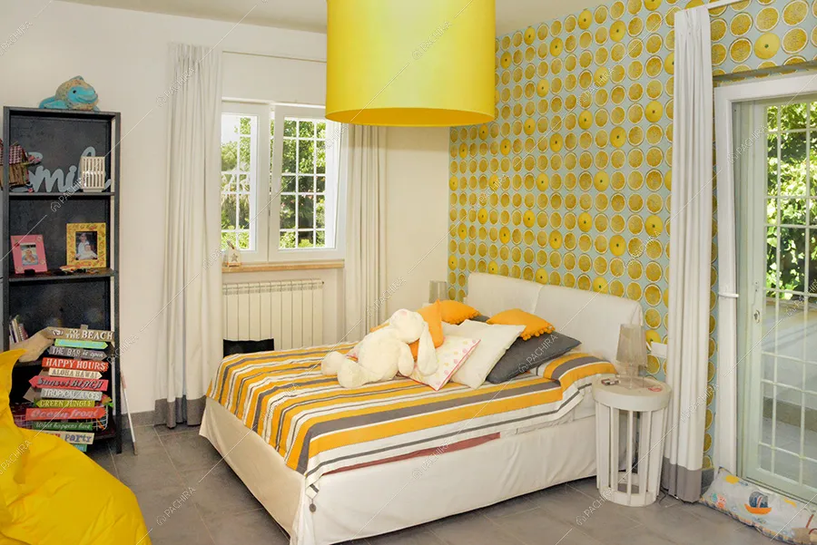 Camera da letto della villa Kumtag, location in stile contemporaneo per shooting a Roma