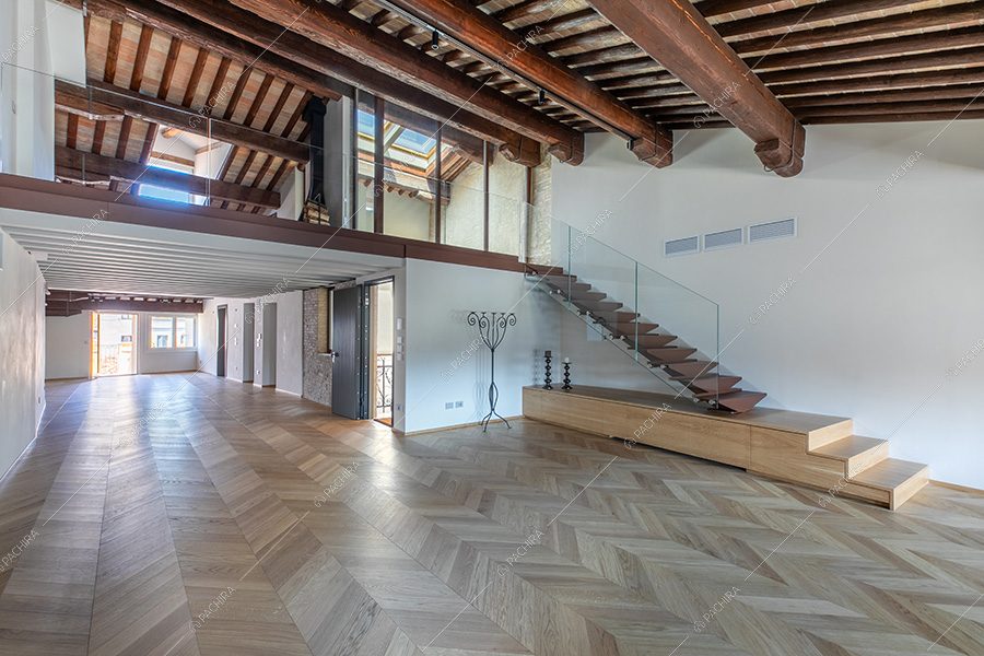 Open space dell'attico Pontederia, location in stile moderno per shooting a Padova