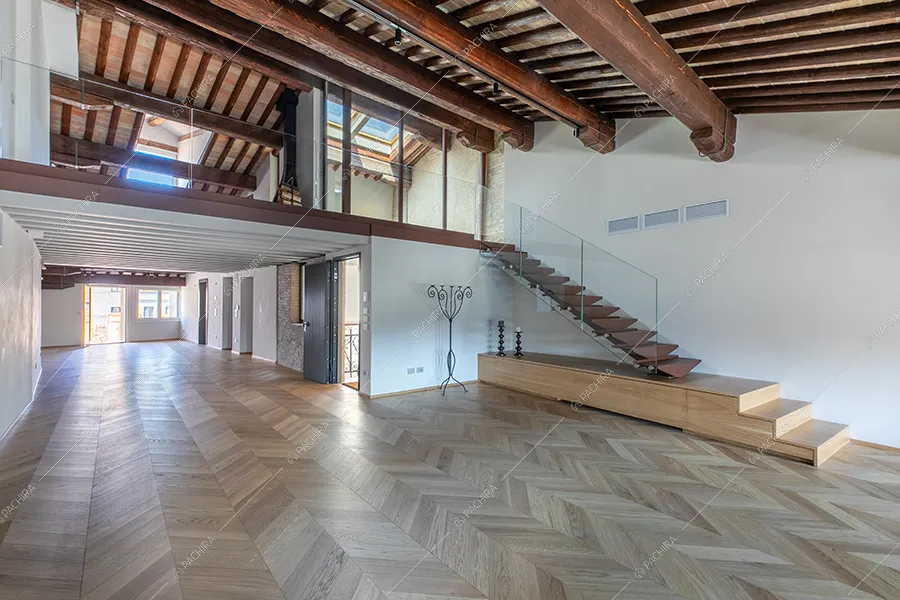 Open space dell'attico Pontederia, location in stile moderno per shooting a Padova