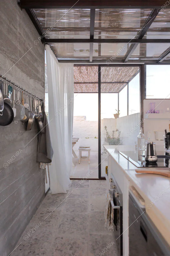 Cucina dell'appartamento Polond, location moderna per shooting a Lecce
