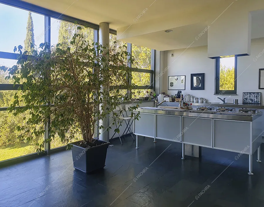Cucina della villa Pechora, location contemporanea per shooting a Roma