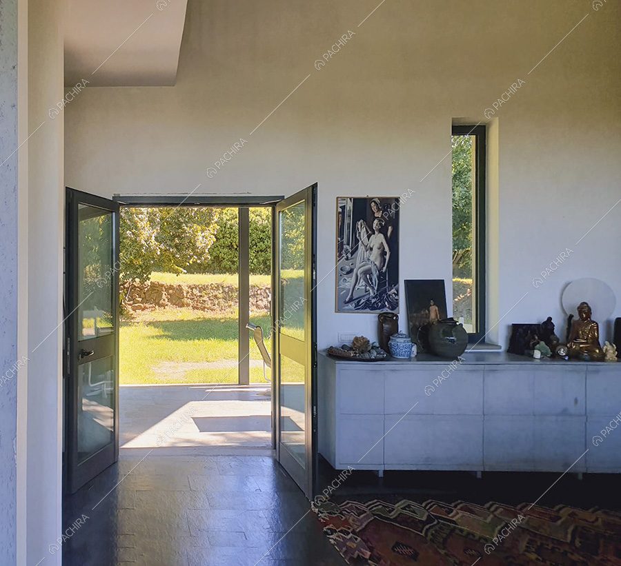Ingresso della villa Pechora, location contemporanea per shooting a Roma