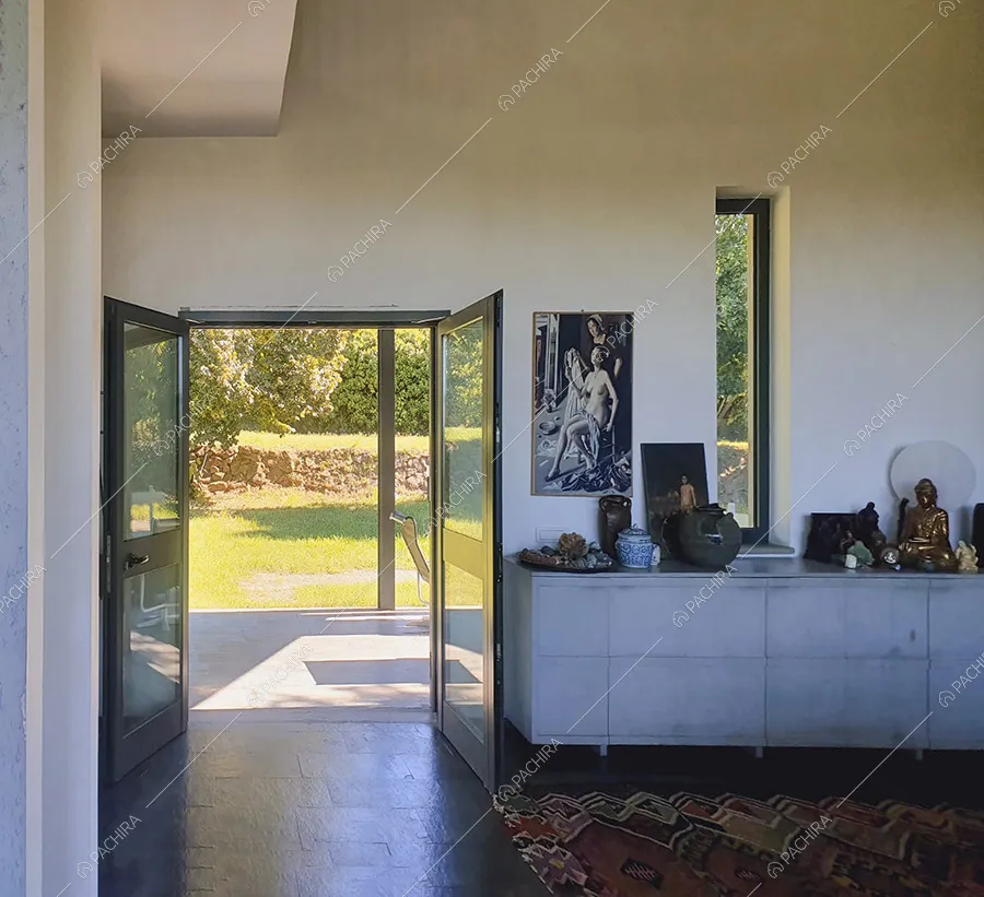 Ingresso della villa Pechora, location contemporanea per shooting a Roma