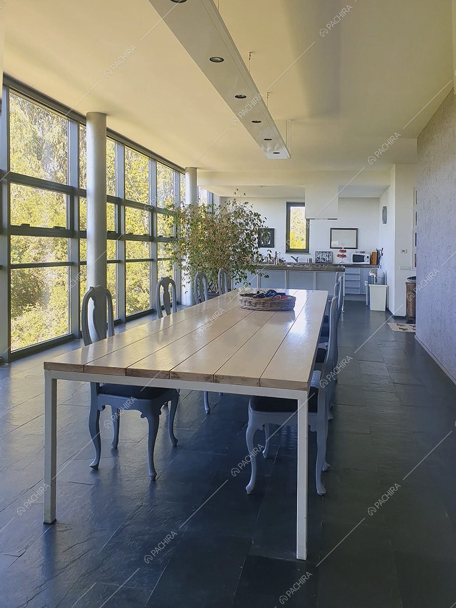 Zona living della villa Pechora, location contemporanea per shooting a Roma