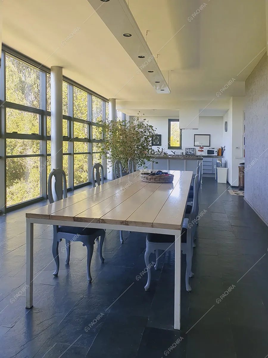 Zona living della villa Pechora, location contemporanea per shooting a Roma