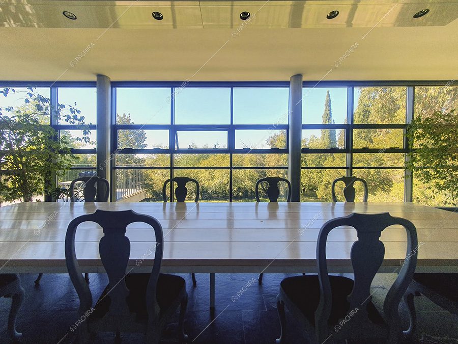 Zona pranzo della villa Pechora, location contemporanea per shooting a Roma