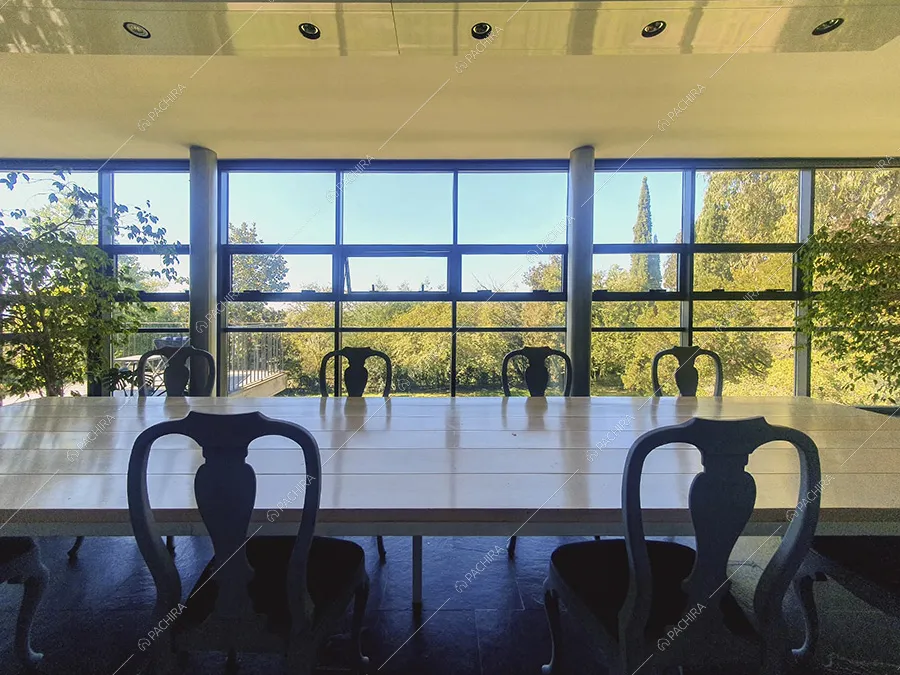 Zona pranzo della villa Pechora, location contemporanea per shooting a Roma