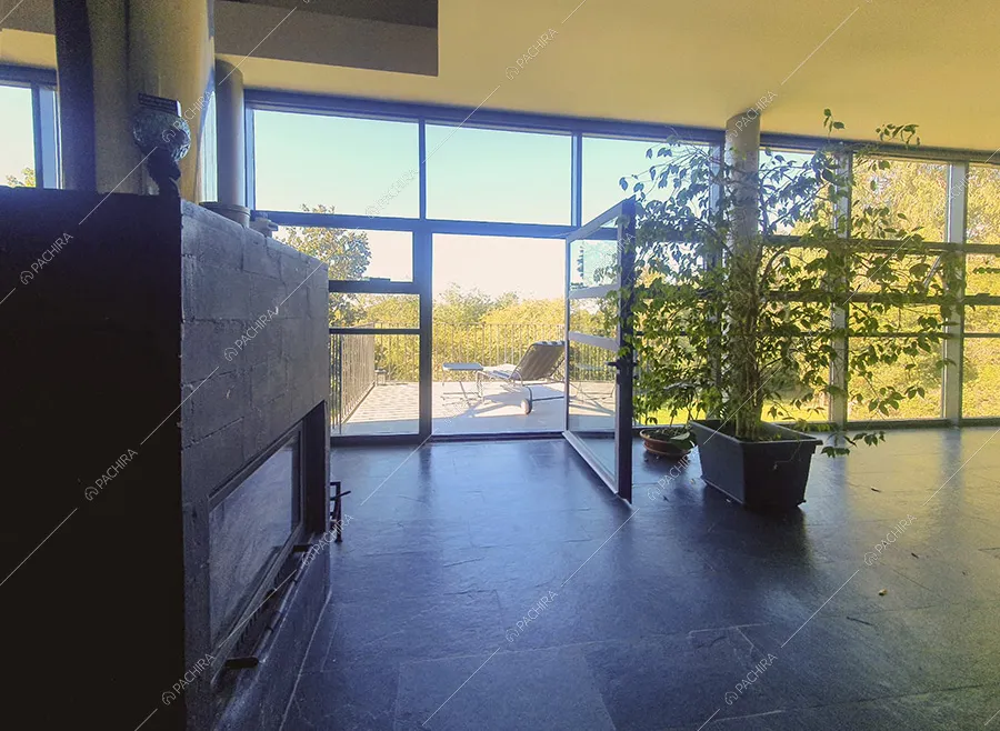 Sala della villa Pechora, location contemporanea per shooting a Roma