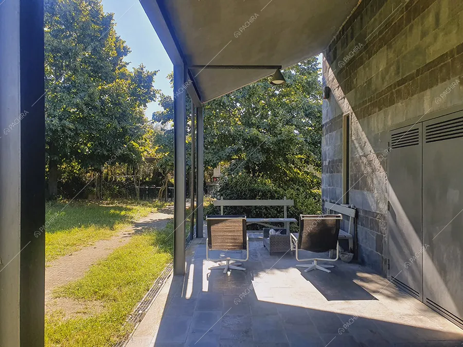 Veranda della villa Pechora, location contemporanea per shooting a Roma