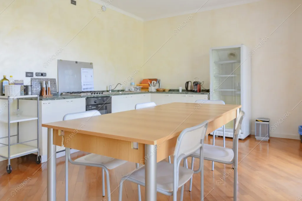 Tavolo da pranzo con sedie e cucina a vista 