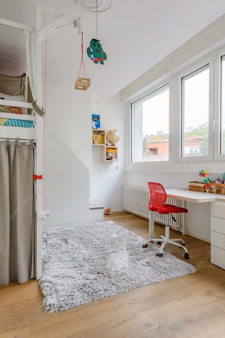 Camera da letto dei bambini con pavimento in parquet e soppalco