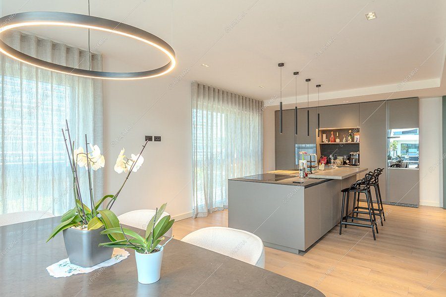 Cucina a isola dell'appartamento Miele, location moderna per shooting a Milano