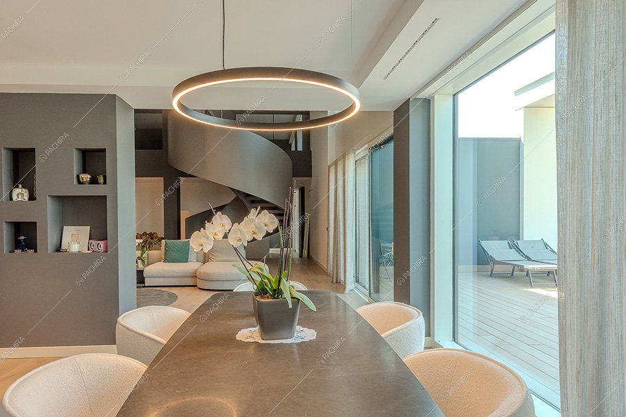 Zona pranzo dell'appartamento Miele, location moderna per shooting a Milano