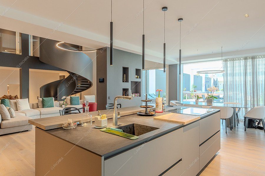 Cucina a vista dell'appartamento Miele, location moderna per shooting a Milano