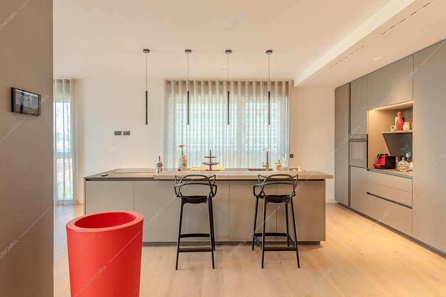 Cucina a isola dell'appartamento Miele, location moderna per shooting a Milano